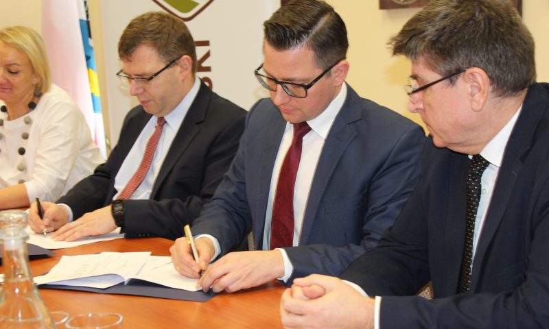 Uroczyste podpisanie umowy dot. przewozów autobusowych o charakterze       użyteczności publicznej na linii Kętrzyn-Srokowo przez Ogródki oraz na linii Kętrzyn Barciany przez Kiemławki Wielkie
