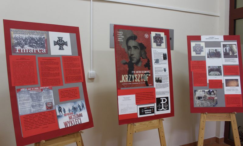 Centrum Biblioteczno – Kulturalne Powiatu Kętrzyńskiego zaprasza na wystawę poświęconą Żołnierzom Niezłomnym
