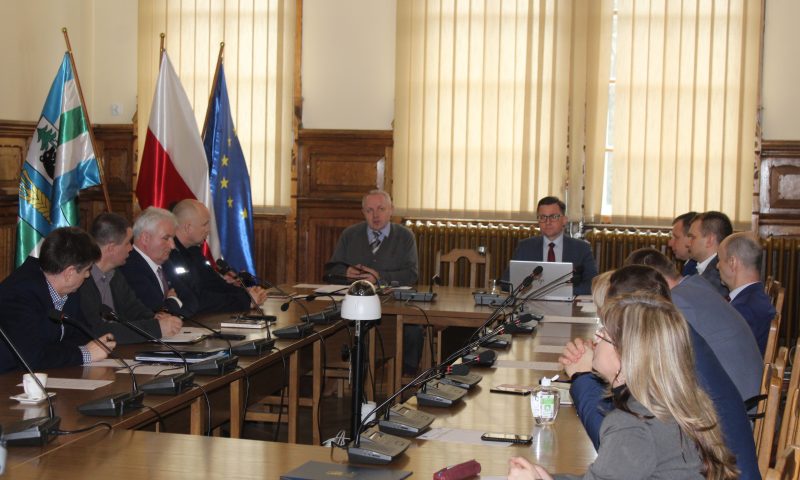 Samorządowcy z terenu powiatu kętrzyńskiego dyskutowali o stanie zabezpieczeń przed zagrożeniem  koronawirusem.